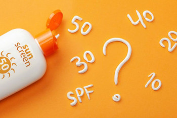 SPF 15, 30 sau 50? Ce spun dermatologii despre protecția solară corectă
