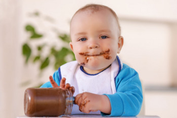 Ce facem când bebelușii nediversificați poftesc la mâncarea adulților? Le dăm să guste „de poftă”?