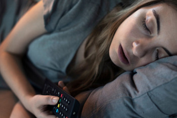 Dormitul cu televizorul pornit: un obicei aparent inofensiv care îți distruge somnul și sănătatea
