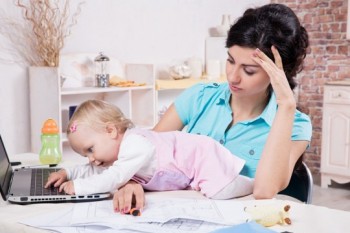 Ce e mai dificil: să stai acasă cu copilul sau să mergi la serviciu?