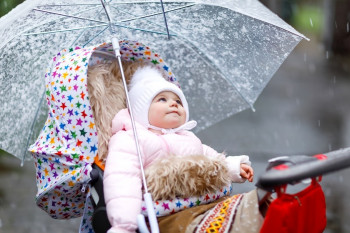 Ploaia și bebelușul. Mituri și adevăruri despre ieșirile pe timp ploios, cu bebele