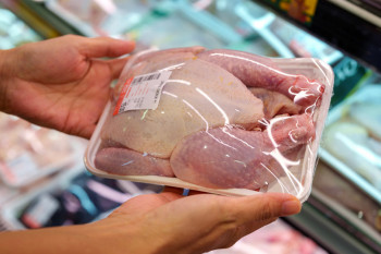 Este sigur să mâncăm carne de pui din magazine? Adevărul despre hormoni și antibiotice