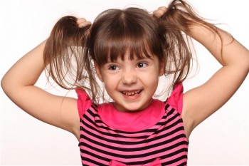 Căderea părului la copii poate ascunde probleme grave de sănătate. Nu le ignorați!