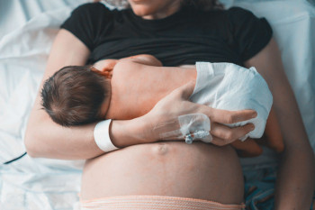 Ghidul complet pentru îngrijirea postpartum: ce trebuie să știi despre perioada de lăuzie