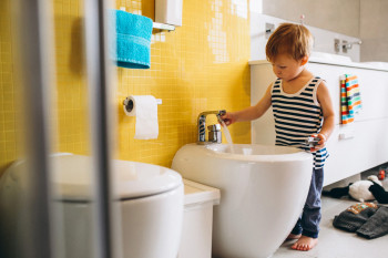 Până la ce vârstă este normală urinarea în somn la copii?