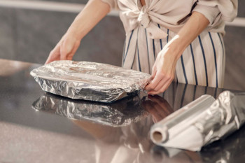7 alimente pe care NU trebuie să le gătești în folie de aluminiu. Avertisment pentru sănătate!