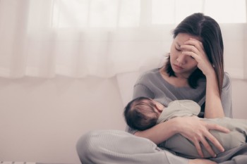 Studiu: Mamele se mai confruntă cu niveluri ridicate ale depresiei postnatale şi la 3 ani de la naşterea copilului