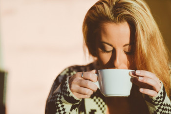 Cu cât timp înainte de culcare ar trebui să bei ultima cafea?