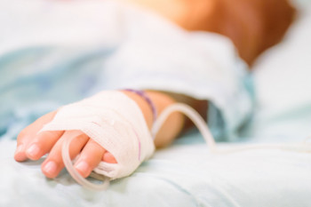 Un copil a fost rănit de o petardă care i-a explodat în mână. Medicii nu-i pot salva toate degetele