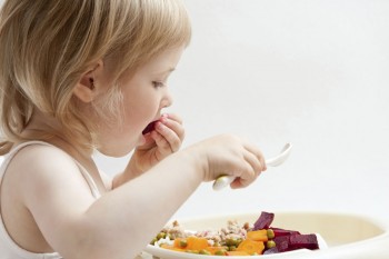 Nutriționist recunoscut: Un copil nu trebuie să mănânce dietetic sau degresat