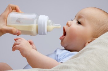 Avertisment: Bebelușii hrăniți cu biberonul înghit milioane de microparticule de plastic pe zi