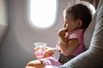 Cum să supraviețuiești unui zbor lung cu un copil mic. 7 sfaturi care fac diferența