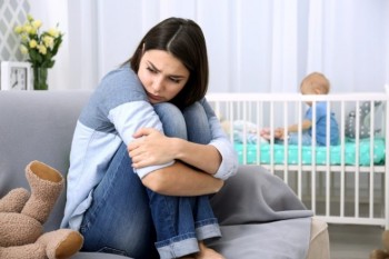 Psiholog: Depresia postpartum inițial se poate manifesta ca tristețe, neliniște și  anxietate în primele zile după naștere