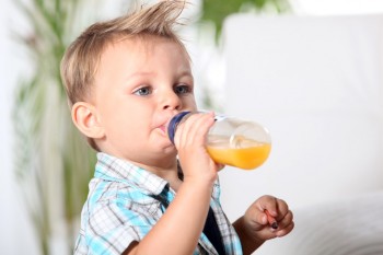 Recomandare specialiști: Fără suc de fructe la copiii mai mici de 1 an și foarte puțin până la 7 ani