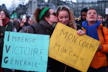 Premieră mondială: Franța introduce în Constituție dreptul la avort