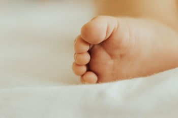 Povestea unei nașteri: Am născut natural o fetiță de 5 kg, iar medicii i-au rupt clavicula pentru a o putea scoate