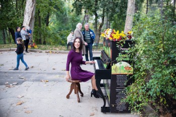 Pianul din Parcul Valea Trandafirilor va bucura copiii de la Centrul Comunitar Atlant