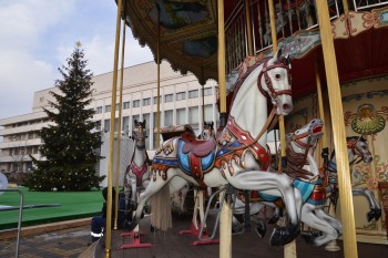 Târgul de Crăciun e aproape gată să-și aprindă luminițele. Vezi cât de frumos urmează să fie!