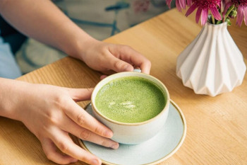 Matcha în sarcină: Beneficii, riscuri și sfaturi de la specialiști pentru un consum sigur