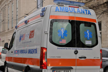 O femeie a născut o fetiță în ambulanță, în timp ce mergeau spre spital
