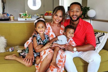 Chrissy Teigen: Nu trebuie să te simți vinovată dacă nu poți să-ți alăptezi bebelușul