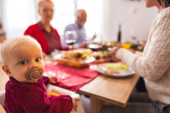 Crăciunul în familie. Cum să răspundem bunicilor, când ne predau lecții de parenting