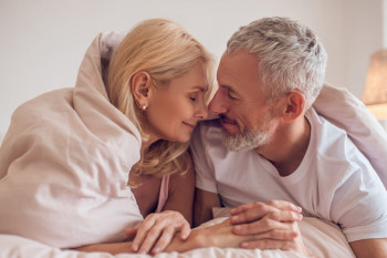 Viața sexuală sănătoasă la 30, 40 și 50 de ani: ce se schimbă și cum te menții în formă intimă