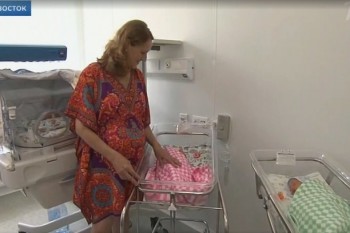 Viața bate filmul! A devenit mamă pentru prima dată la 51 de ani și a născut tripleți