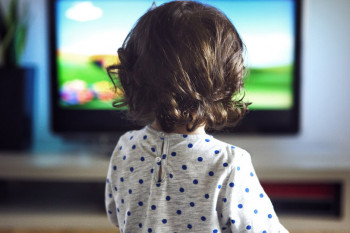 De ce este important să monitorizăm ce desene animate urmăresc copiii: Ghidul părintelui conștient