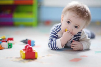 Dezvoltarea copilului în primul an de viață: ce e normal și ce nu