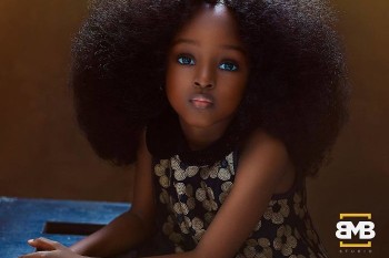 (FOTO) O fetiță de 5 ani din Nigeria a cucerit internetul fiind considerată cea mai frumoasă din lume