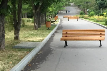 FOTO // Mai multe bănci din Parcul Valea Trandafirilor au fost mutate din loc