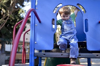 O mamă răspunde unui străin care a încercat să-i educe copilul la locul de joacă