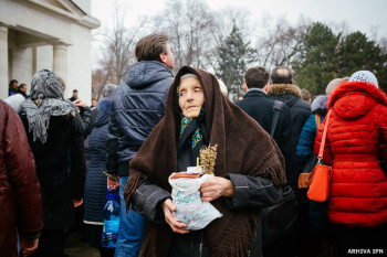 În ajun de Bobotează, credincioșii merg la biserică pentru a lua apă sfințită