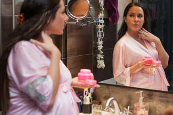 Produse cosmetice periculoase în sarcină: ce să eviți pentru sănătatea fătului