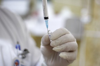 Un adolescent caută cum să se vaccineze pe ascuns, deoarece mama lui este împotrivă