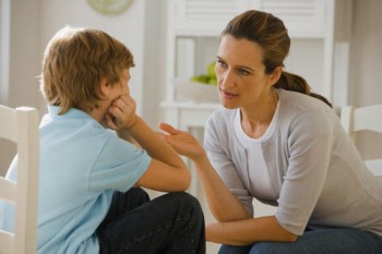 Cum să îţi înveţi copilul să nu te mai întrerupă atunci când vorbeşti