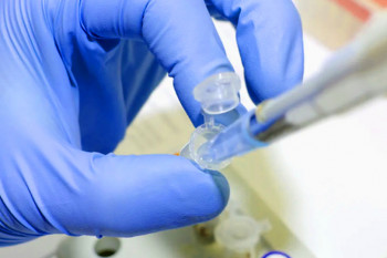 FDA aprobă primul tratament eficient pentru un tip rar de cancer ovarian rezistent la chimioterapie