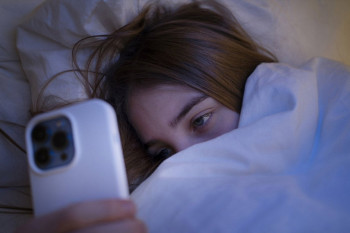Somnul la adolescenți: Cum influențează odihna performanțele cognitive și școlare