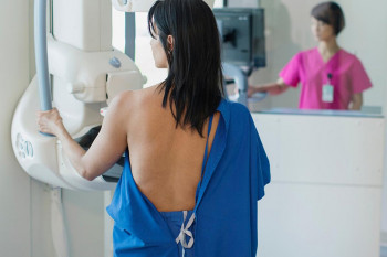 Femeile cu sâni denși riscă un diagnostic tardiv de cancer mamar. Ce arată noile studii despre importanța scanărilor suplimentare