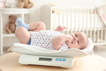 Greutatea bebelușului pe luni: tabel complet și sfaturi pentru părinți