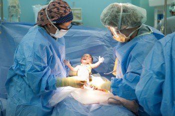 Medic: Moda nașterilor „programate”, cu cezariană, nu are recomandări pur medicale, ci e dictată de comoditate