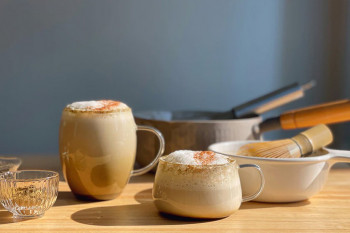 Hojicha – Ceaiul japonez prăjit care cucerește lumea. O alternativă mai blândă și aromată decât matcha