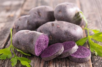Ați știut câte beneficii au cartofii violeți? Sunt net superiori cartofilor clasici