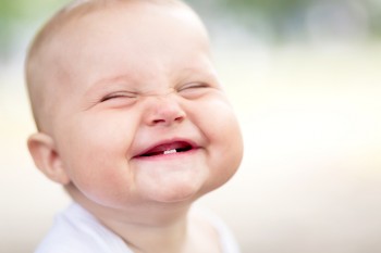 Dezvoltarea bebelușului: când începe să zâmbească