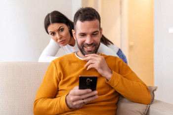 5 semne secrete că partenerul tău te spionează prin telefon