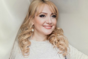 Adriana Ochișanu apare cu un bărbat după zvonurile că ar fi divorțat din nou