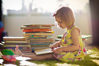 Cum să-ți faci copilul să citească. 5 soluții de la Alfie Kohn