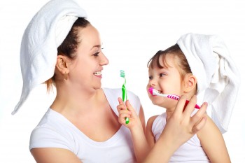 7 modalități de a-ți convinge copilul să se spele pe dinți