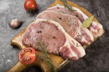 Ingredientul surprinzător care se adaugă peste carnea de porc înainte de gătire